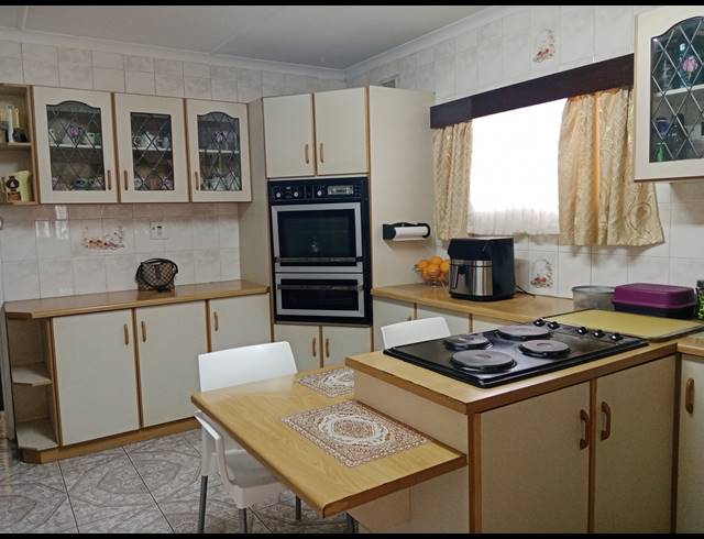 4 BEDROOM FREEHOLD FOR SALE IN MOUNTAIN RISE